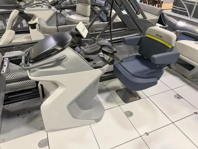 Slide: The Image of Sea-Doo Switch Cruise Limited 21 2025 - 12