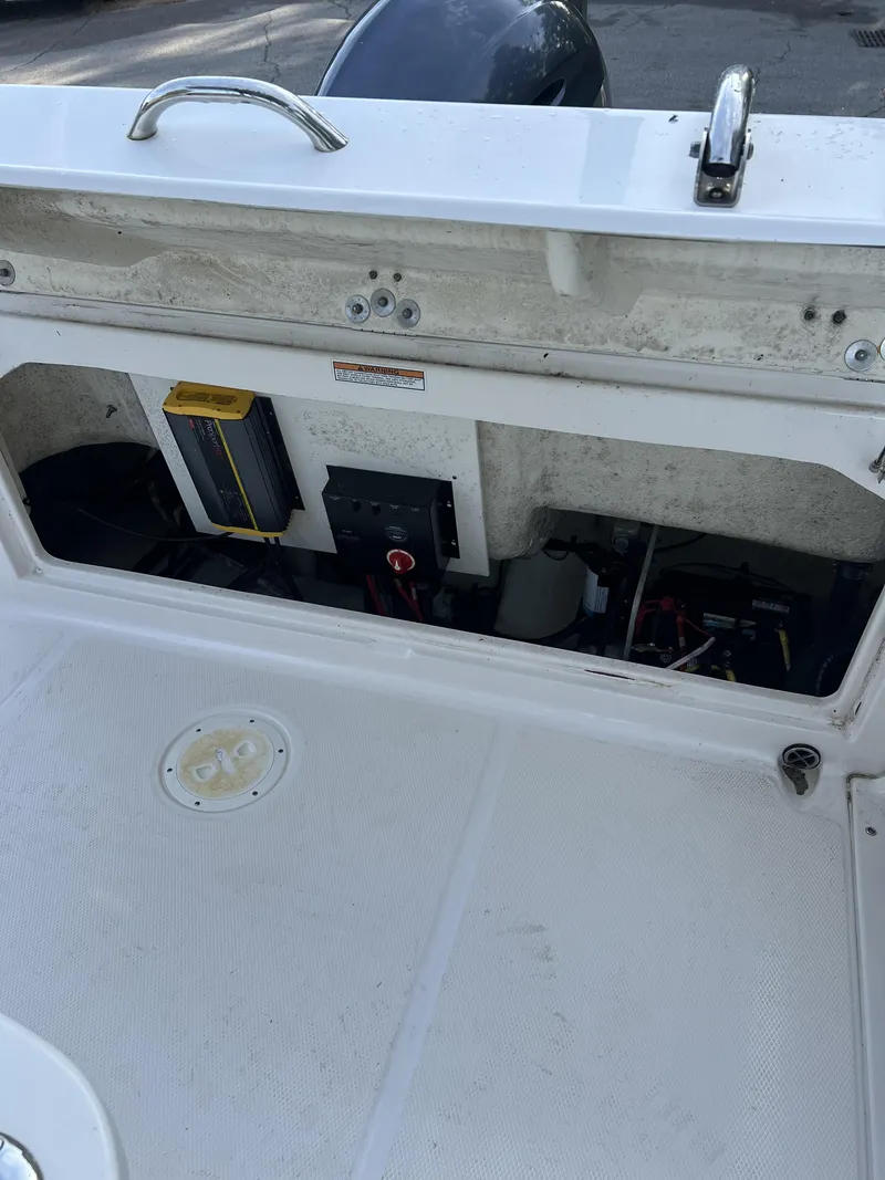 Slide: The Image of Robalo R222 2021 - 10