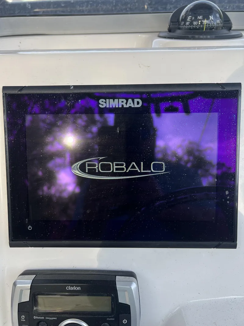 Slide: The Image of Robalo R222 2021 - 11