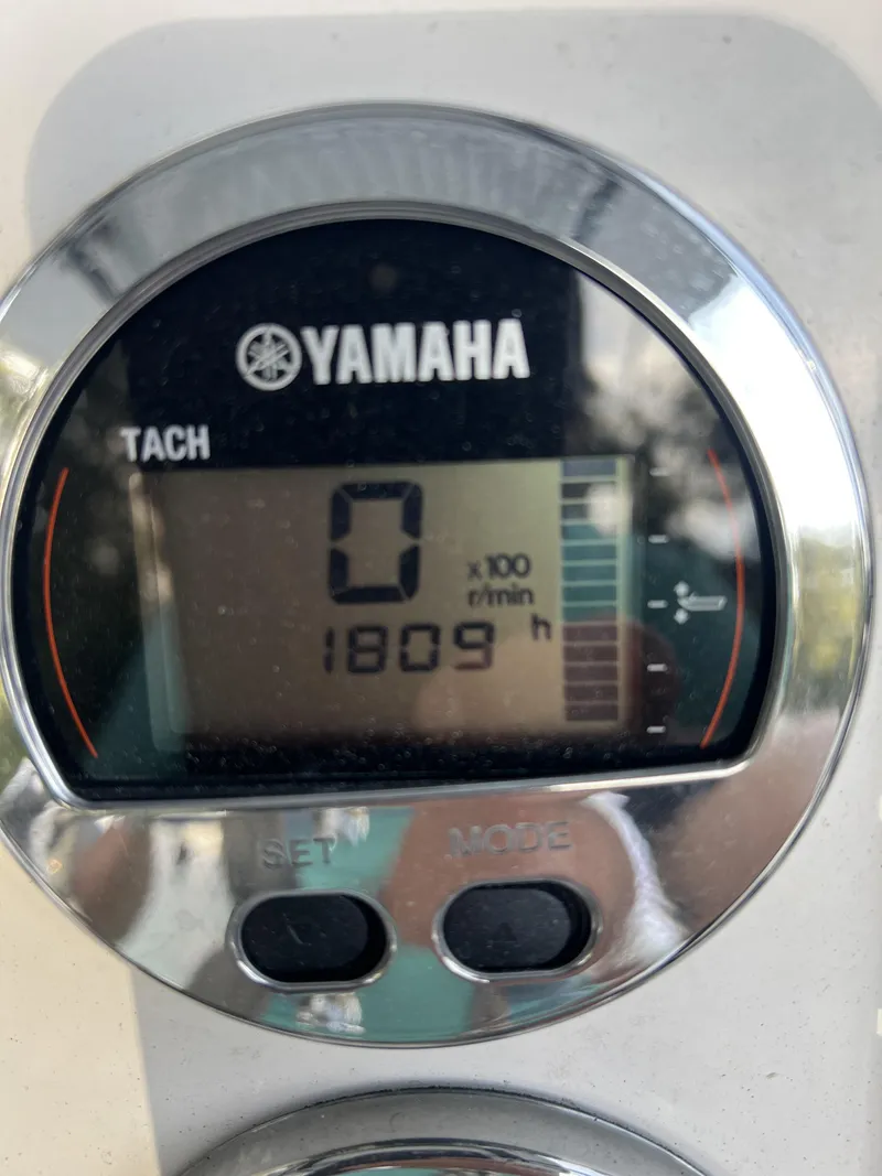 Slide: The Image of Robalo R222 2021 - 12