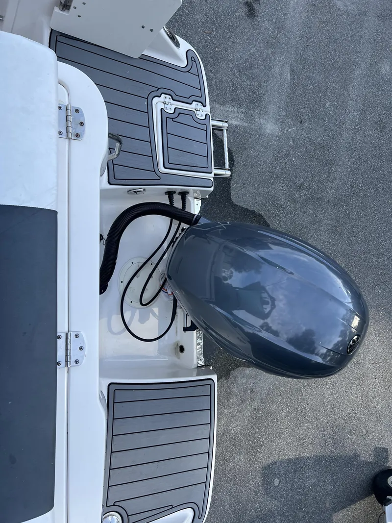 Slide: The Image of Robalo R222 2021 - 16