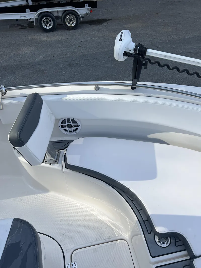 Slide: The Image of Robalo R222 2021 - 21