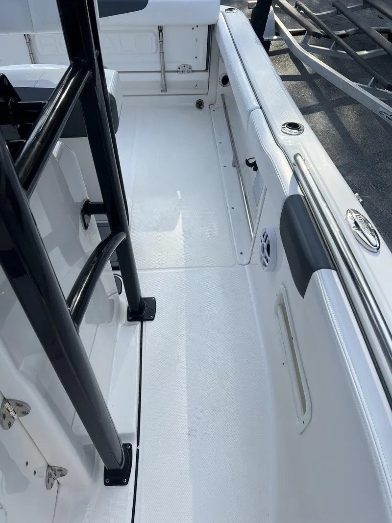 Slide: The Image of Robalo R222 2021 - 22