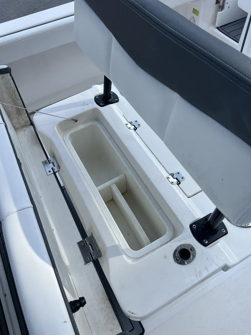 Slide: The Image of Robalo R222 2021 - 24