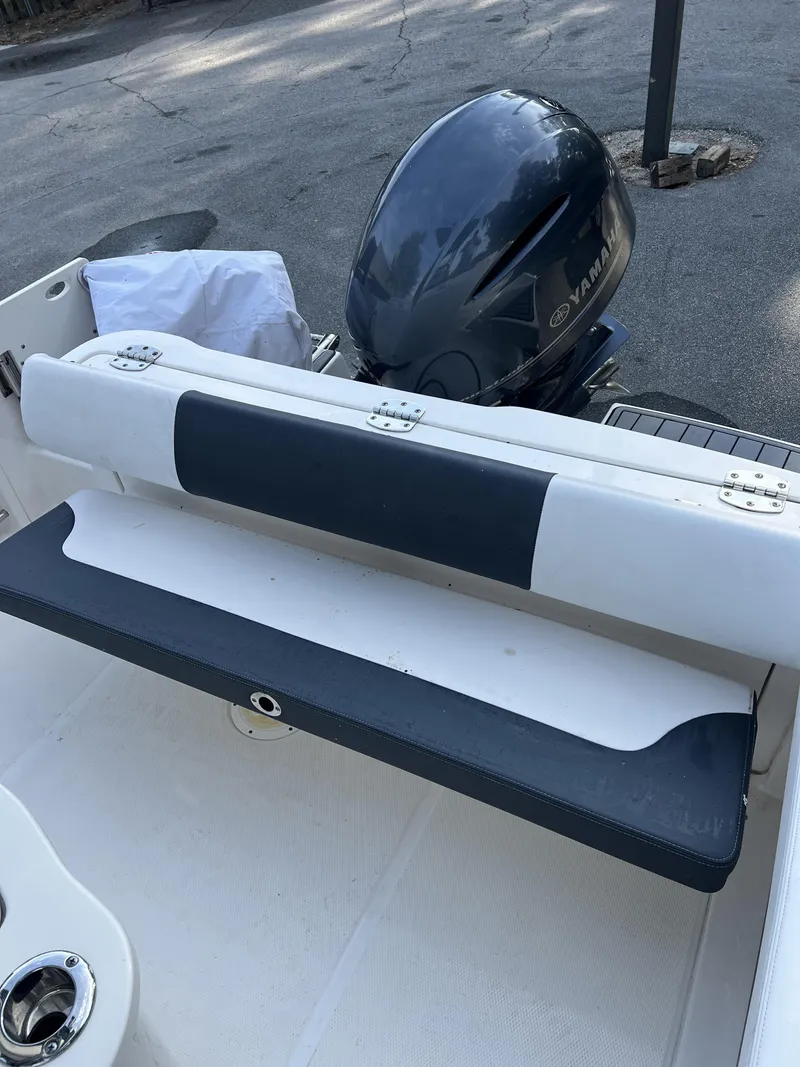 Slide: The Image of Robalo R222 2021 - 25