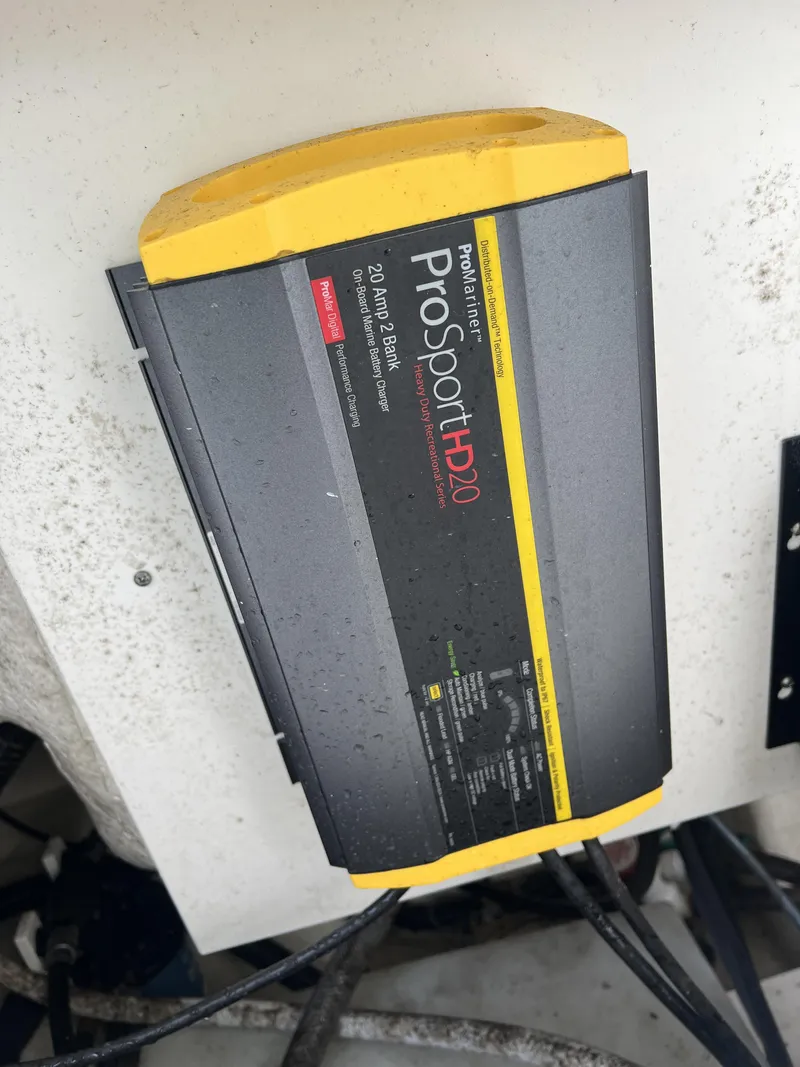 Slide: The Image of Robalo R222 2021 - 26