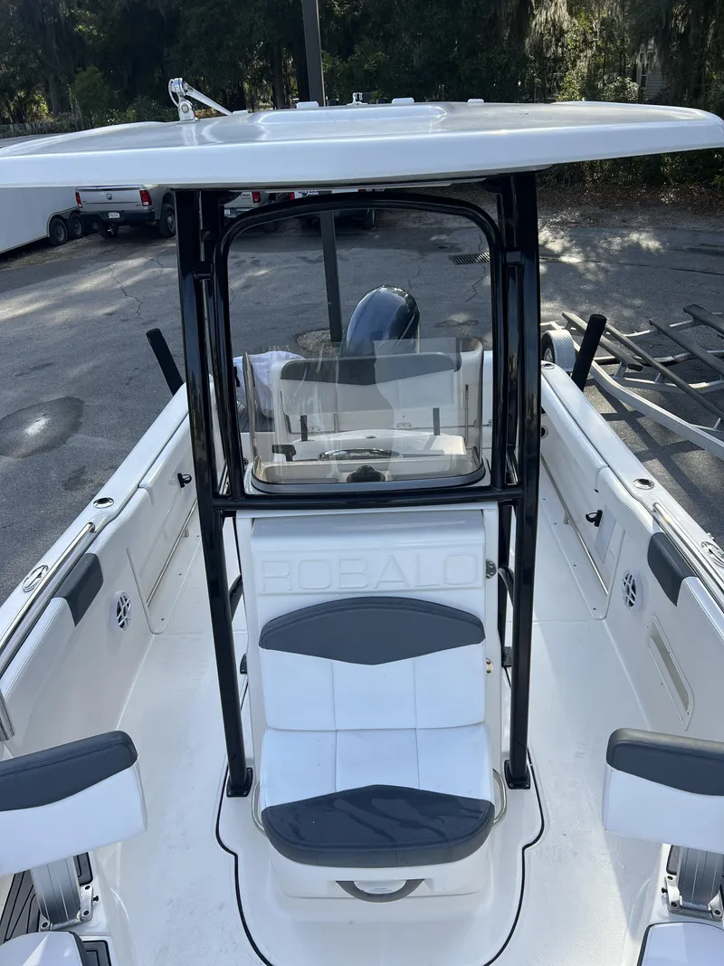 Slide: The Image of Robalo R222 2021 - 5