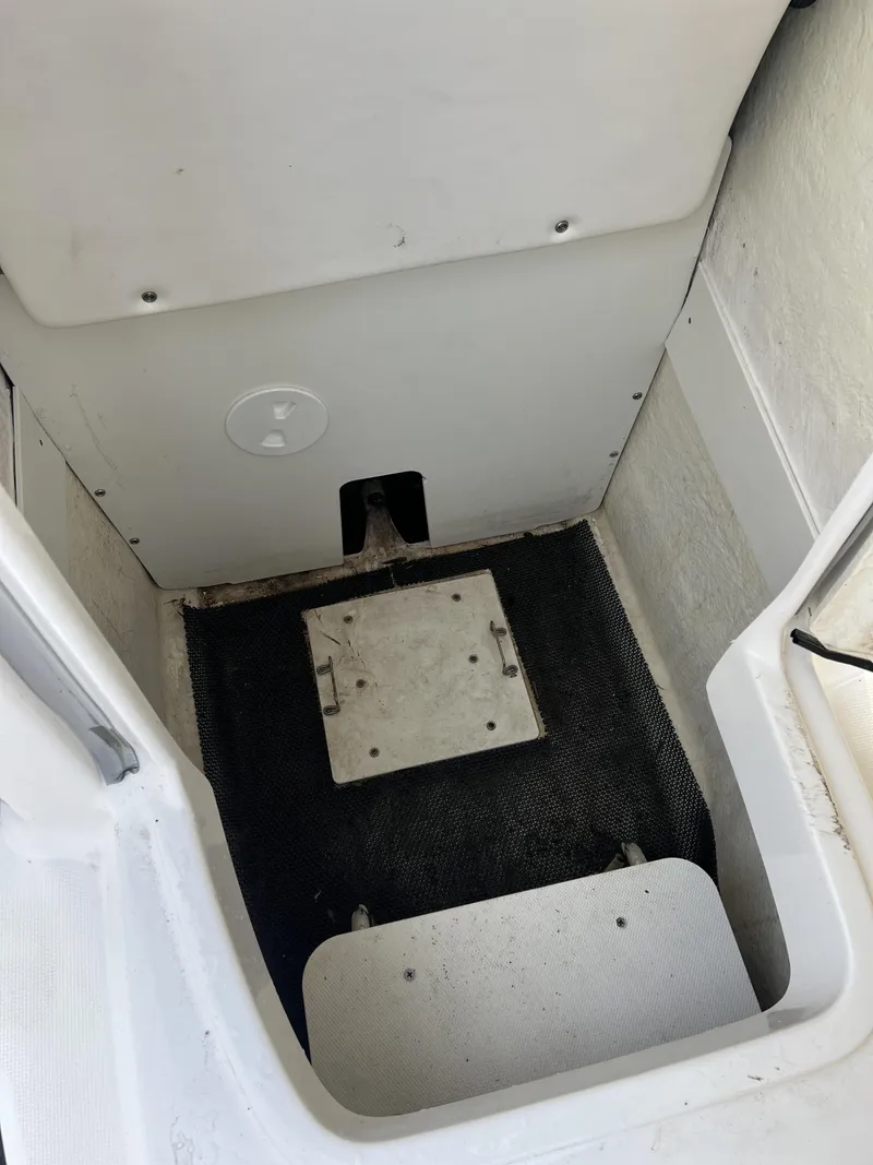 Slide: The Image of Robalo R222 2021 - 6