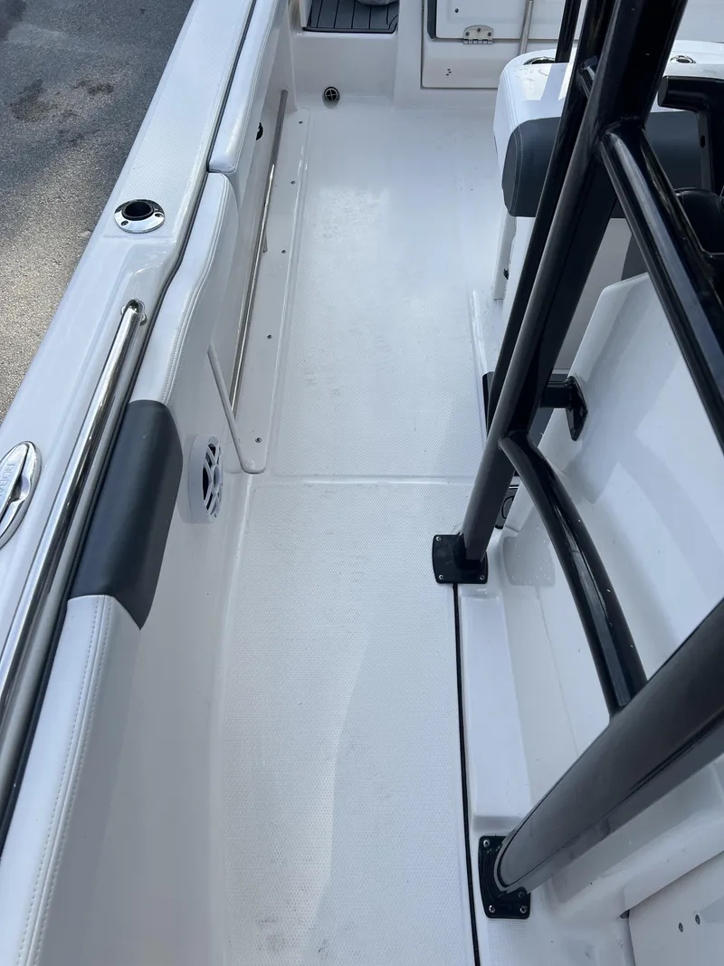 Slide: The Image of Robalo R222 2021 - 7