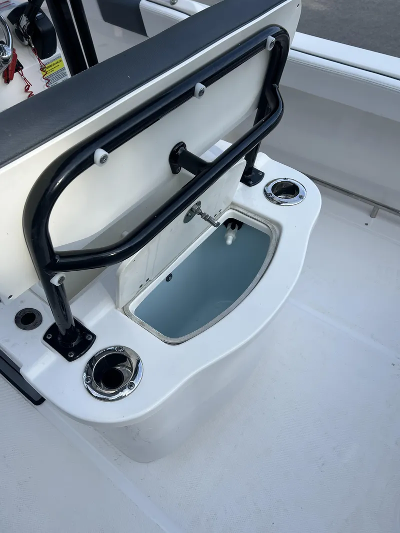 Slide: The Image of Robalo R222 2021 - 9