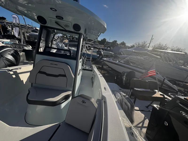 Slide: The Image of Sea Pro 245 FLX 2025 - 76