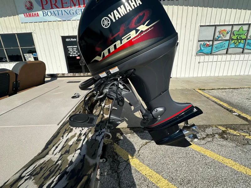 Slide: The Image of 2024 Avid 18SC Rogue boat with Yamaha VMAX engine at Premier Boating Center. - 8