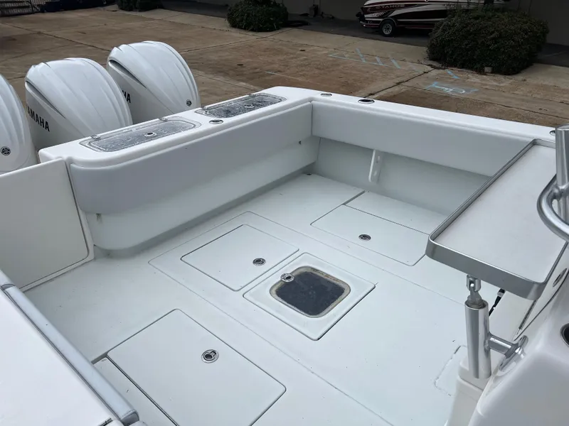 Slide: The Image of 2021 Contender 39 ST boat deck with Yamaha engines, spacious and clean layout. - 18