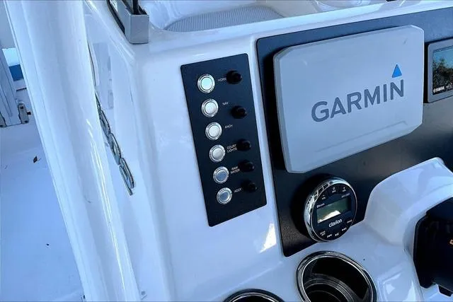 Slide: The Image of Robalo R202EX 2023 - 15