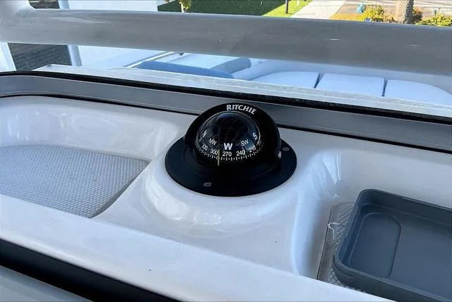 Slide: The Image of Robalo R202EX 2023 - 17