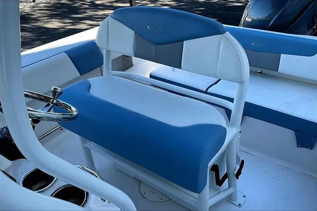 Slide: The Image of Robalo R202EX 2023 - 18