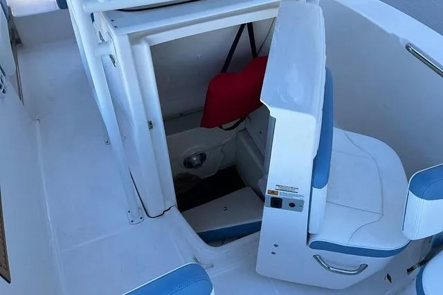 Slide: The Image of Robalo R202EX 2023 - 29