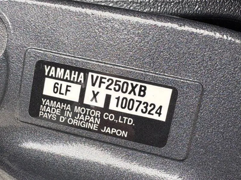 Slide: The Image of Robalo 226 Cayman 2025 - 11