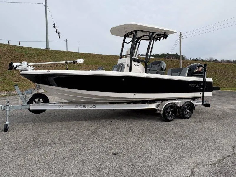 Slide: The Image of Robalo 226 Cayman 2025 - 12