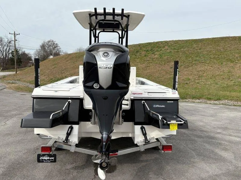Slide: The Image of Robalo 226 Cayman 2025 - 15