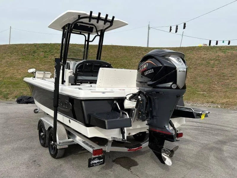 Slide: The Image of Robalo 226 Cayman 2025 - 16