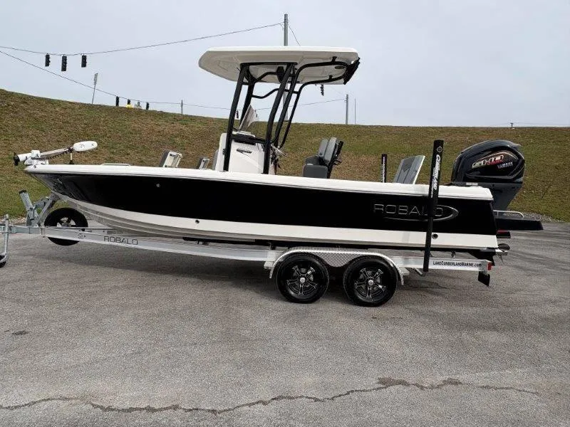 Slide: The Image of Robalo 226 Cayman 2025 - 19