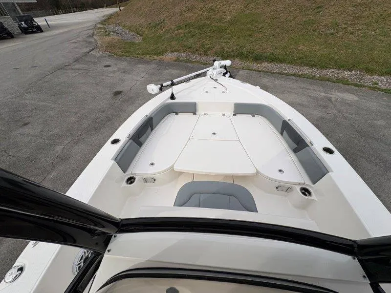 Slide: The Image of Robalo 226 Cayman 2025 - 23