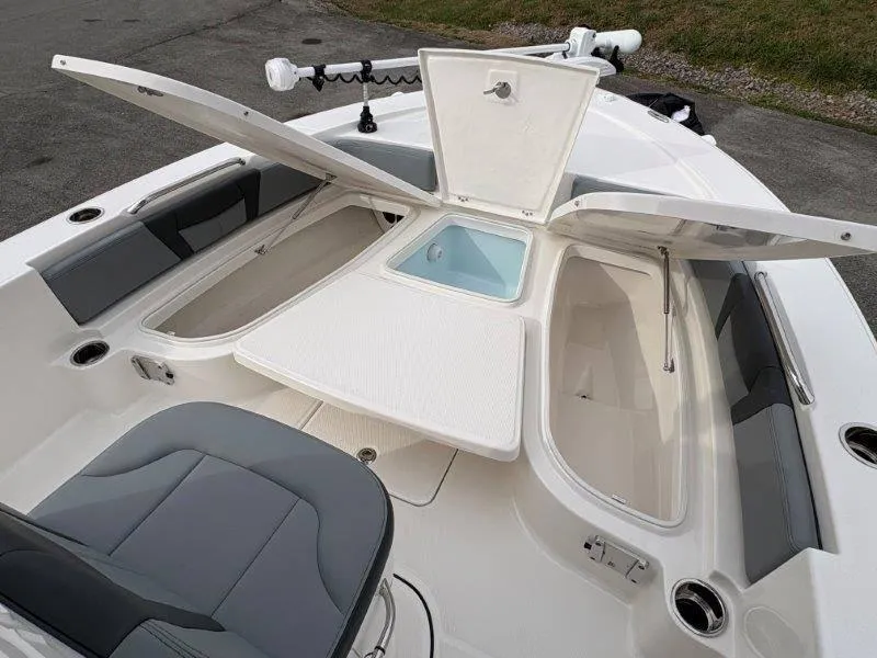 Slide: The Image of Robalo 226 Cayman 2025 - 26