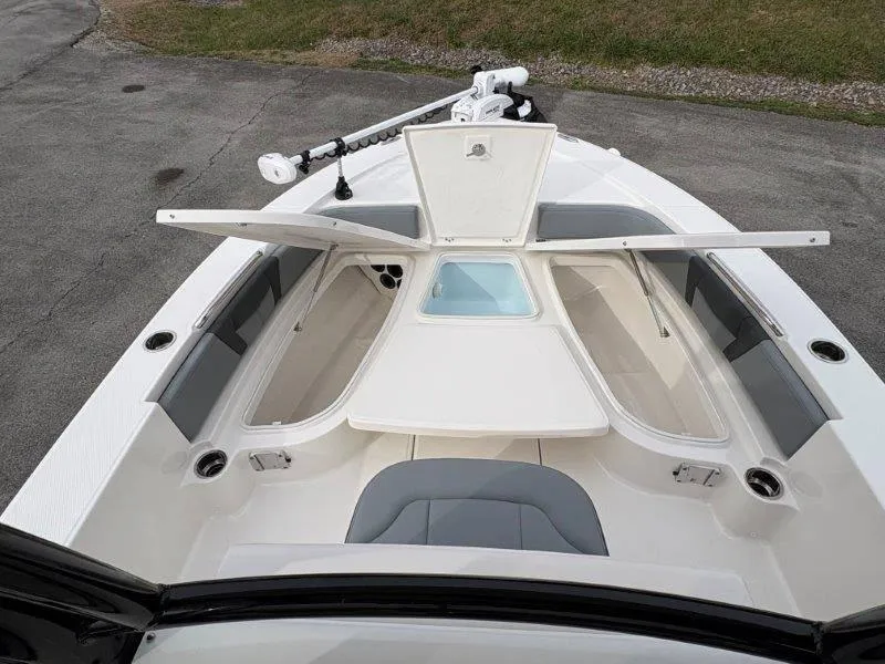 Slide: The Image of Robalo 226 Cayman 2025 - 29