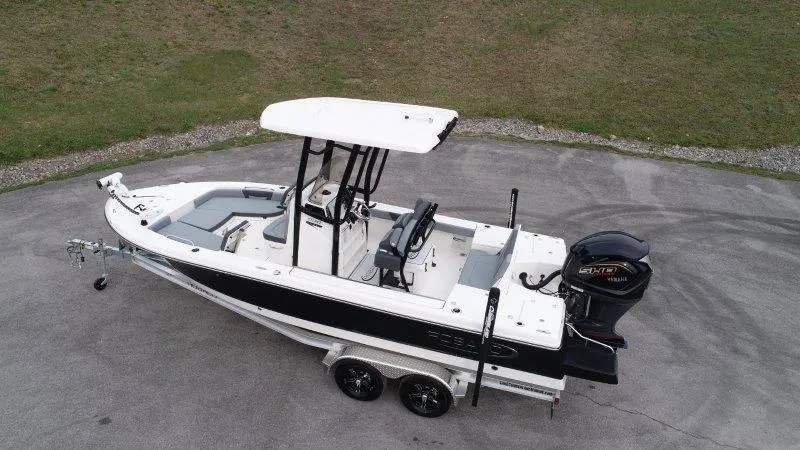 Slide: The Image of Robalo 226 Cayman 2025 - 3