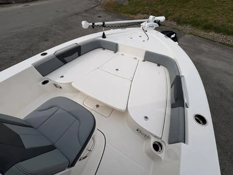 Slide: The Image of Robalo 226 Cayman 2025 - 30