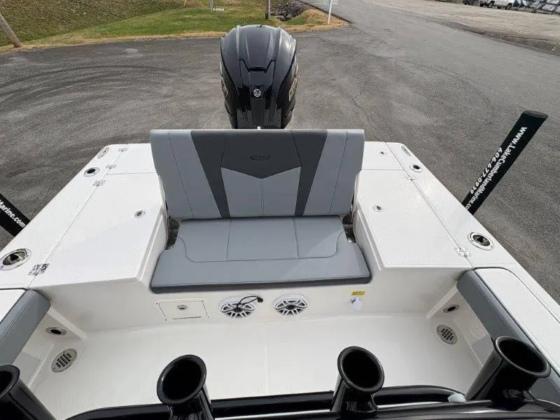 Slide: The Image of Robalo 226 Cayman 2025 - 35