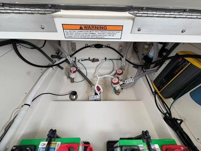 Slide: The Image of Robalo 226 Cayman 2025 - 36