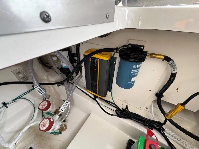 Slide: The Image of Robalo 226 Cayman 2025 - 38