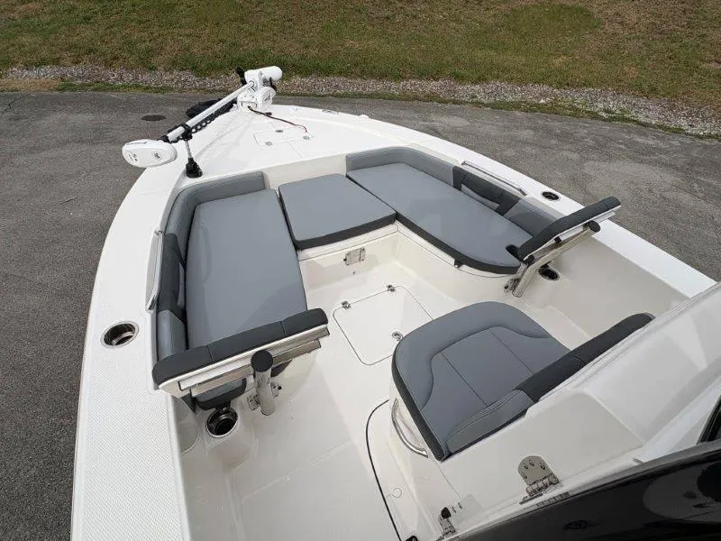 Slide: The Image of Robalo 226 Cayman 2025 - 39