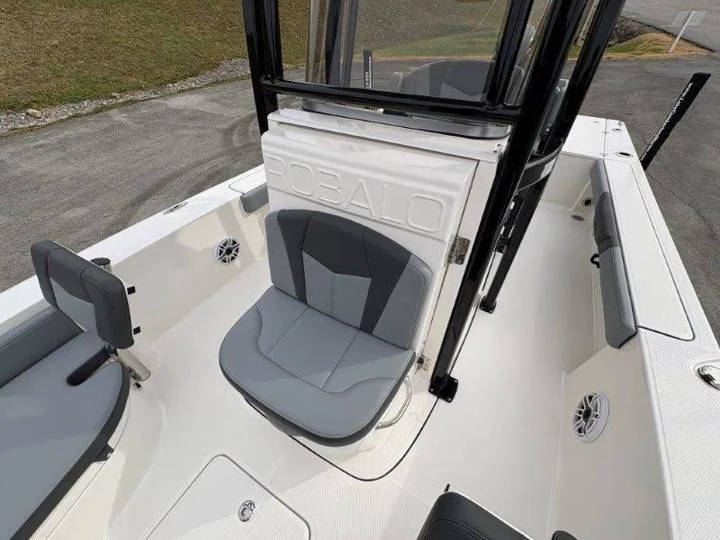 Slide: The Image of Robalo 226 Cayman 2025 - 40