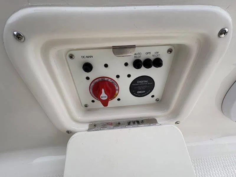 Slide: The Image of Robalo 226 Cayman 2025 - 41