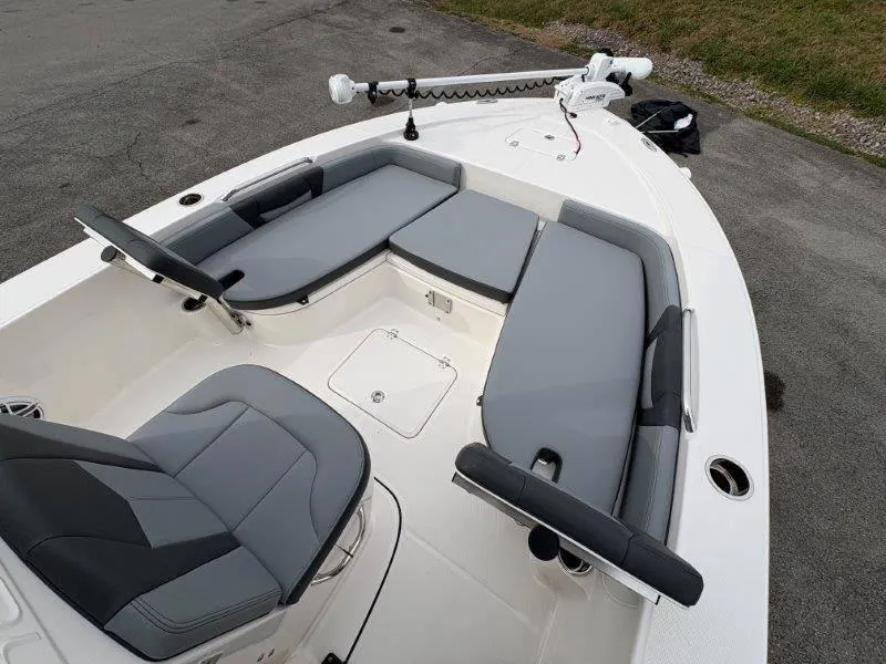 Slide: The Image of Robalo 226 Cayman 2025 - 42