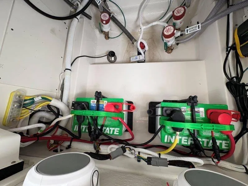 Slide: The Image of Robalo 226 Cayman 2025 - 43