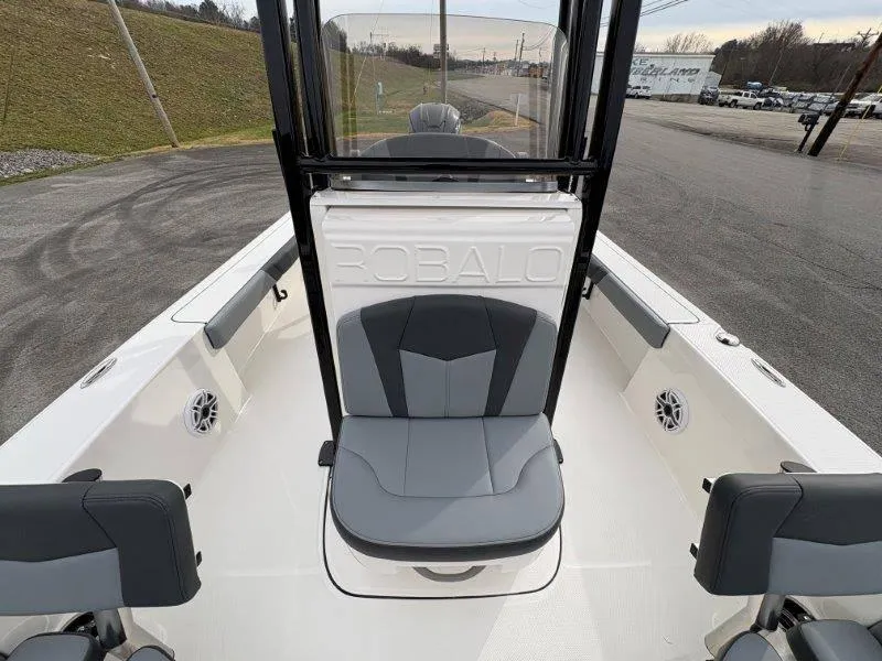 Slide: The Image of Robalo 226 Cayman 2025 - 44