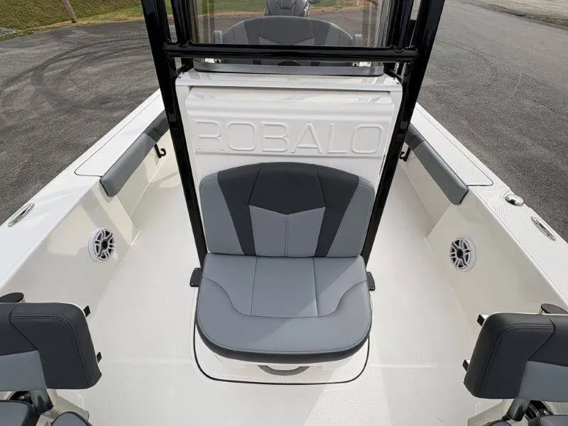 Slide: The Image of Robalo 226 Cayman 2025 - 45