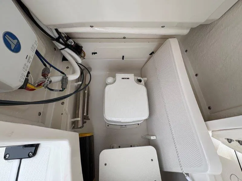 Slide: The Image of Robalo 226 Cayman 2025 - 48