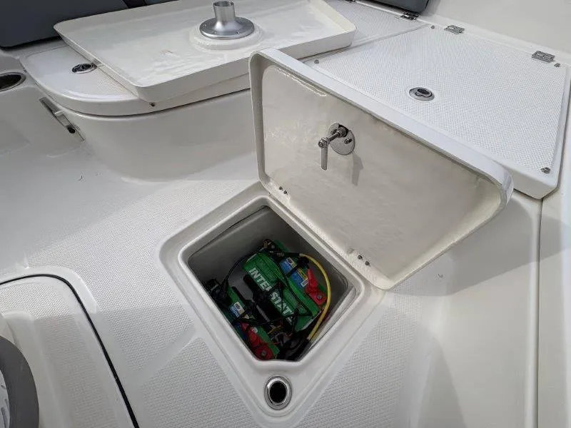 Slide: The Image of Robalo 226 Cayman 2025 - 51