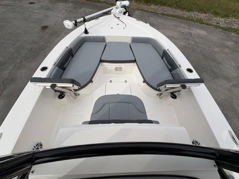 Slide: The Image of Robalo 226 Cayman 2025 - 52