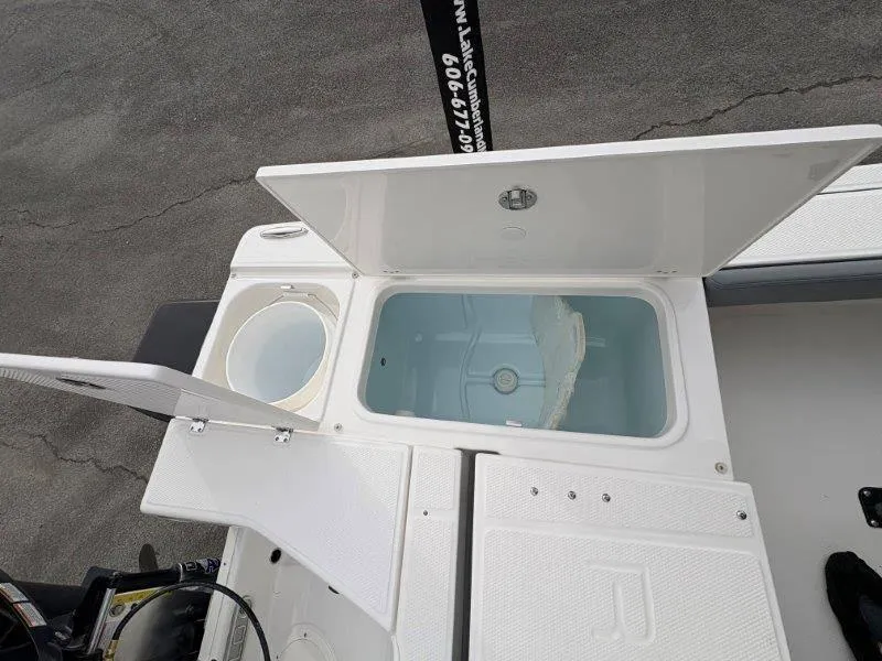 Slide: The Image of Robalo 226 Cayman 2025 - 53