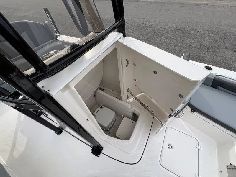 Slide: The Image of Robalo 226 Cayman 2025 - 55