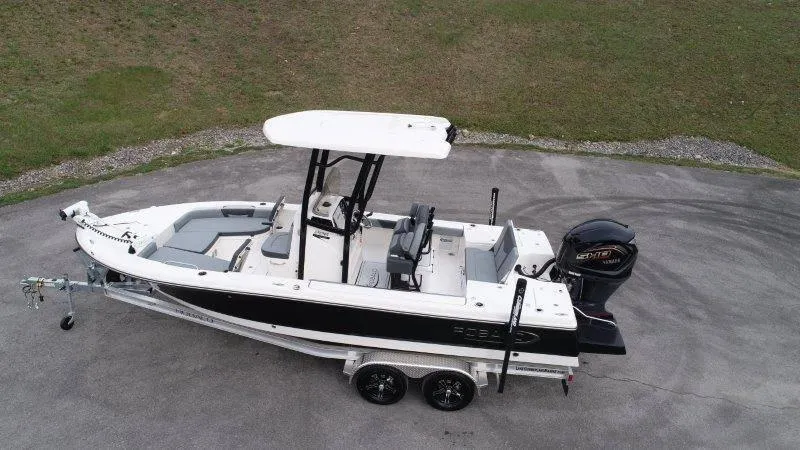 Slide: The Image of Robalo 226 Cayman 2025 - 6