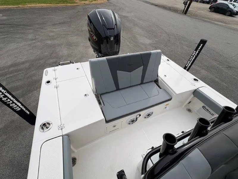 Slide: The Image of Robalo 226 Cayman 2025 - 60