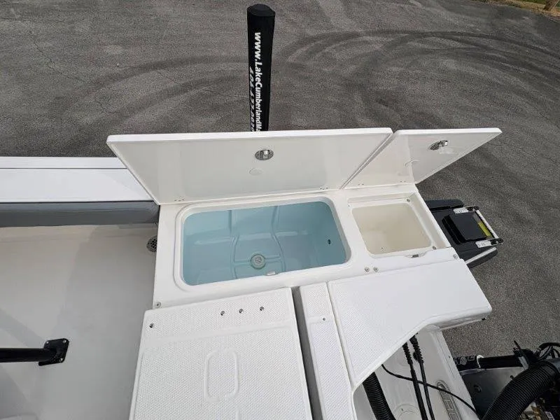 Slide: The Image of Robalo 226 Cayman 2025 - 63