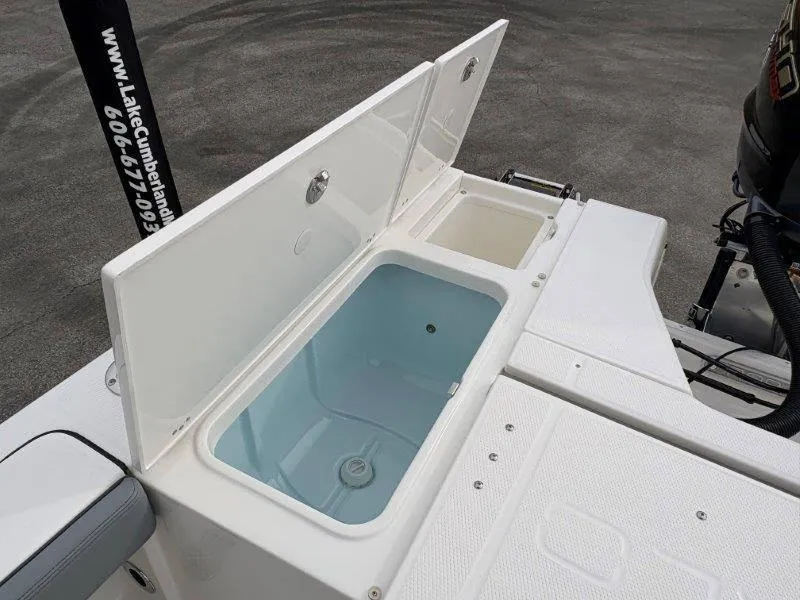 Slide: The Image of Robalo 226 Cayman 2025 - 64